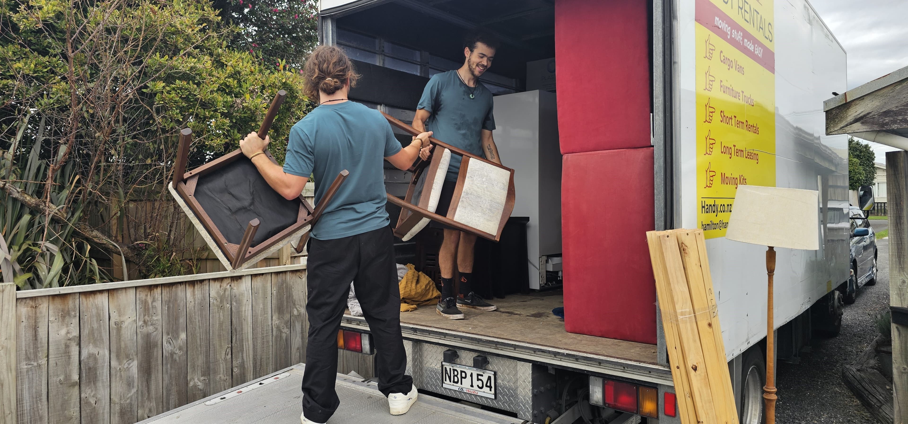 FLYTTE movers working together