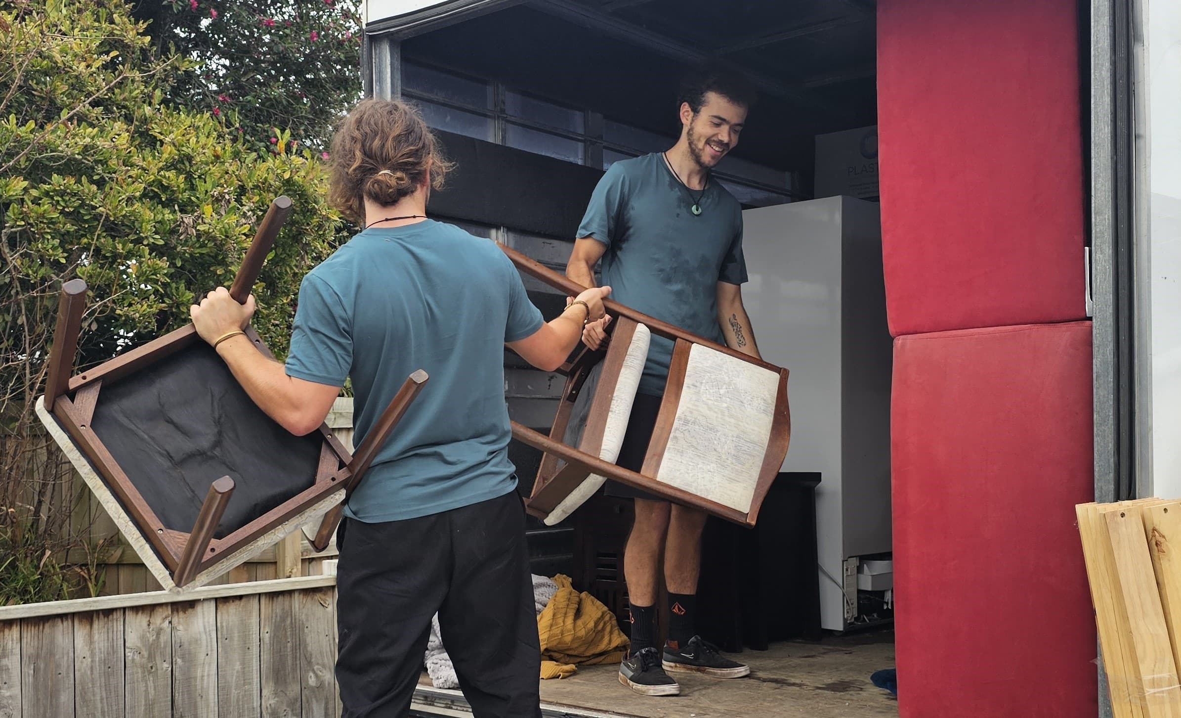 FLYTTE movers working together